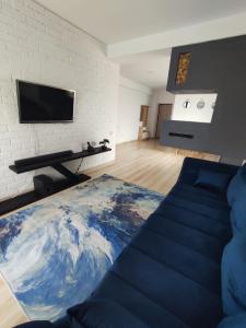 ein Wohnzimmer mit einem Bodenteppich in der Unterkunft Amira Apartament in Constanţa