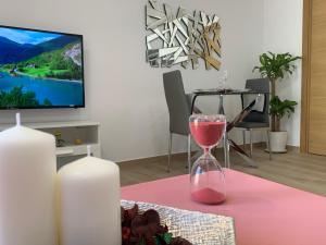A television and/or entertainment centre at A Estrenar Preciosa Suite-Céntrico-Con Jardín y Porche Még 35 kép