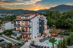 eine Luftansicht eines Hauses mit Pool in der Unterkunft Villa Adriatic, Apartment Enio with swimming pool, panoramic sew view, free parking in Ičići
