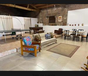 Masia La Bomba في ماسنو: غرفة معيشة مع طاولة تنس وكراسي