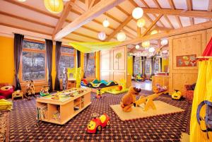 Una habitación para niños con muchos juguetes. en Familotel Bavaria Pfronten-Familien Hotel-Alles Inklusive Konzept en Pfronten
