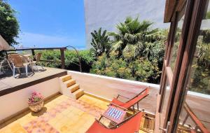 a balcony with a table and chairs and a view of the ocean at Maison de la Lagune in Oualidia