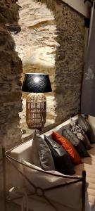 ein Wohnzimmer mit einem Sofa und einer Lampe in der Unterkunft Rogliano Maison de charme avec vue panoramique in Rogliano