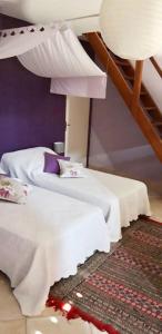 سرير أو أسرّة في غرفة في Rogliano Maison de charme avec vue panoramique