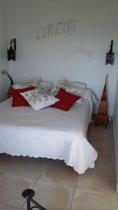 سرير أو أسرّة في غرفة في Rogliano Maison de charme avec vue panoramique