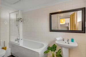 Een badkamer bij Reepham Rest - 2 Br, Free Parking, 390 Mbps Wifi