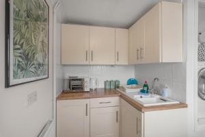 A kitchen or kitchenette at Reepham Rest - 2 Br, Free Parking, 390 Mbps Wifi