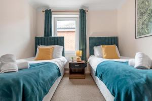 A bed or beds in a room at Reepham Rest - 2 Br, Free Parking, 390 Mbps Wifi