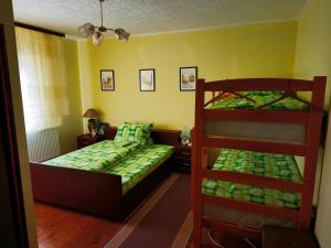 a bedroom with two bunk beds and a desk at Seosko turističko domaćinstvo Stanišić in Kalna