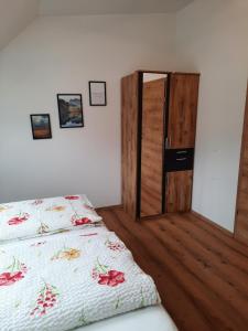 Tempat tidur dalam kamar di Apartments Brunnmeisterhof