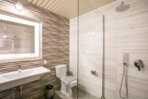 Koupelna v ubytování Ekaterini Hotel