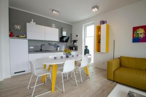 a kitchen and living room with a table and chairs at Albert-INN-Glowe - barrierefrei & 3 Schlafzimmer & Coworking & Strandkorb-saisonal & Sauna im Haus & Fahrräder in Glowe