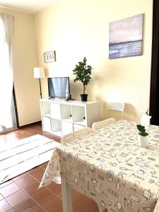 a dining room with a table and a tv at Camp Nou Apartment WiFi in Barcelona