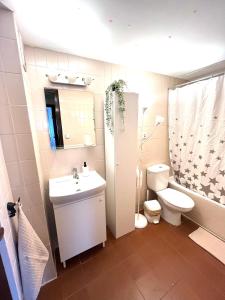 A bathroom at Camp Nou Apartment WiFi