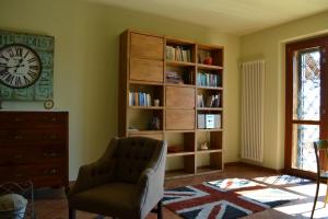 sala de estar con silla y estante para libros en La Presentosa en Chieti