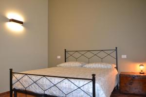 1 dormitorio con 1 cama y 1 lámpara en una mesa en La Presentosa en Chieti