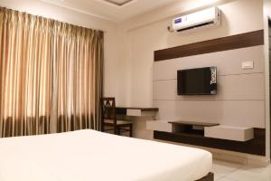 Hotel Grand Indu, 3 Star Kolhapur的电视和/或娱乐中心