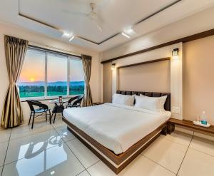 Hotel Grand Indu, 3 Star Kolhapur客房内的一张或多张床位