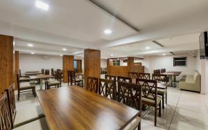 Hotel Grand Indu, 3 Star Kolhapur的电视和/或娱乐中心