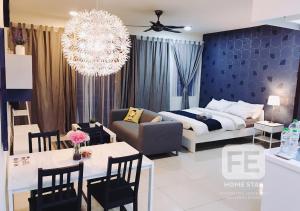 uma sala de estar com uma cama e uma sala de jantar em Netflix WiFi Cozy Homestay Trefoil Setia Alam Shah Alam 沙亚南舒适温馨日租民宿 em Setia Alam