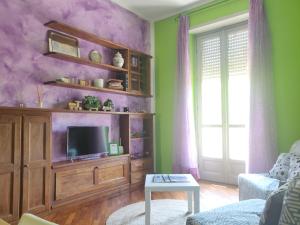 Televízia a/alebo spoločenská miestnosť v ubytovaní Rainbow house Lingotto Inalpi