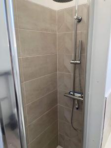 um chuveiro com uma porta de vidro na casa de banho em Gîte Lilou avec parking privé em Le Tréport