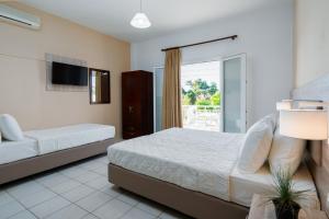 Posteľ alebo postele v izbe v ubytovaní Hotel Grekas + 78 fotografií