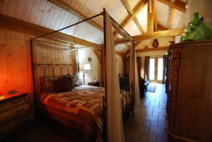 Un ou plusieurs lits dans un hébergement de l'établissement Shadow Mountain Escape Cabin Rentals