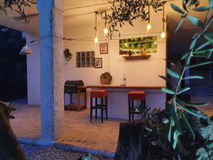 patio z barem z czerwonymi stołkami barowymi w obiekcie Casa domi w mieście Alcaucín