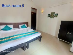 A bed or beds in a room at Silent Waves Palm View