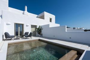 Bazén v ubytování Sersi Paros Villas & Suites nebo v jeho okolí