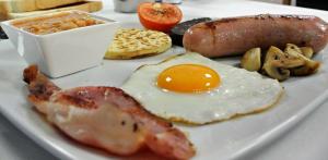 un piatto di prodotti per la colazione con uova e pancetta di The Bromley a Blackpool