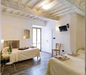 A bed or beds in a room at Hotel San Francesco e il lupo