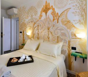 A bed or beds in a room at Hotel San Francesco e il lupo