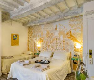 A bed or beds in a room at Hotel San Francesco e il lupo