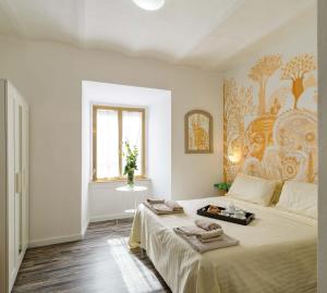 A bed or beds in a room at Hotel San Francesco e il lupo