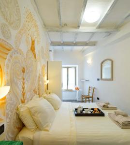 A bed or beds in a room at Hotel San Francesco e il lupo
