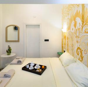 A bed or beds in a room at Hotel San Francesco e il lupo