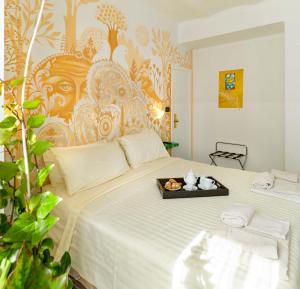 A bed or beds in a room at Hotel San Francesco e il lupo