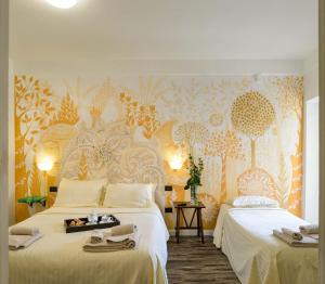 A bed or beds in a room at Hotel San Francesco e il lupo