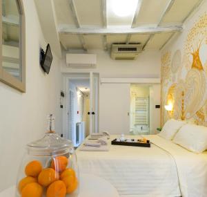 A bed or beds in a room at Hotel San Francesco e il lupo