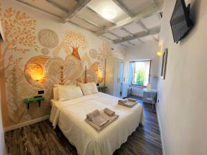 A bed or beds in a room at Hotel San Francesco e il lupo