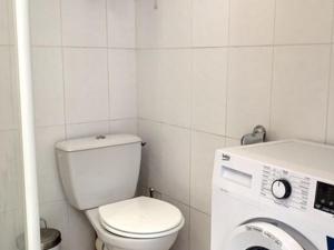 uma casa de banho com um WC e uma máquina de lavar roupa em Studio Balaruc-les-Bains, 1 pièce, 4 personnes - FR-1-503-82 em Balaruc-les-Bains