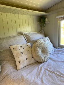 Posteľ alebo postele v izbe v ubytovaní The Orchard Shepherds Hut