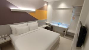 Postel nebo postele na pokoji v ubytování Agogo Downtown Hotel Surabaya
