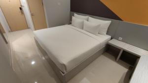 Postel nebo postele na pokoji v ubytování Agogo Downtown Hotel Surabaya