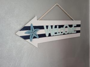 a sign with the word welcome hanging on a wall at GRETA'S HOUSE in Comitini