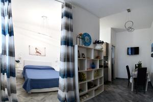 - une chambre avec un lit et une étagère dans l'établissement Villa Ada Leverano, à Leverano
