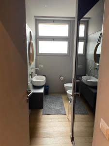 A bathroom at Da Gloria