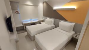 Postel nebo postele na pokoji v ubytování Agogo Downtown Hotel Surabaya